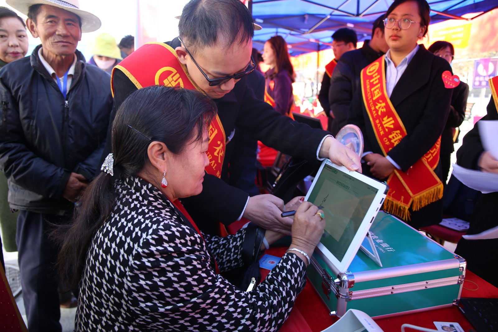 市民签字确认激活社保卡.JPG